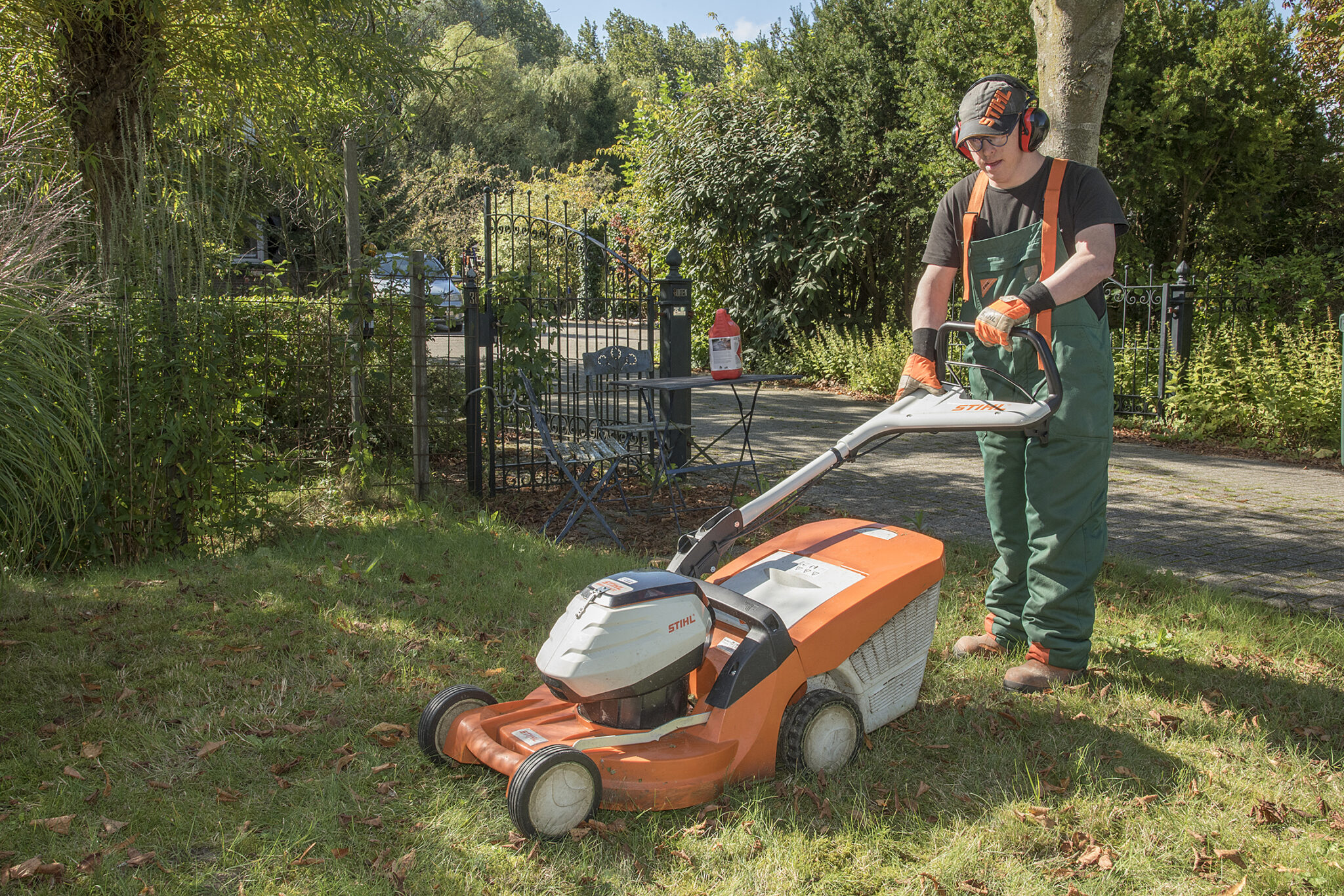 Deelnemer aan het werk in het groen