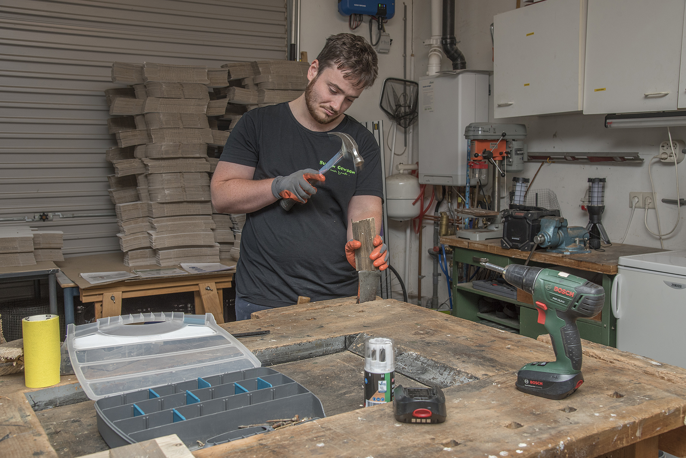 Deelnemer aan het werk in de werkplaats
